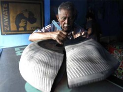 Pengerajin Ini Membuat Sepatu Berbahan Ban Pesawat