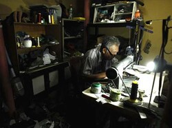 Pengerajin Ini Membuat Sepatu Berbahan Ban Pesawat