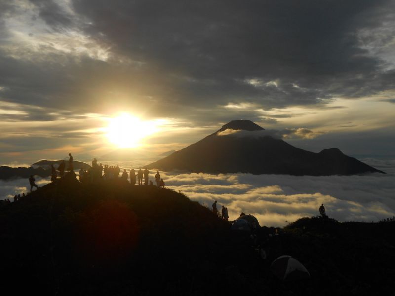 20 Tempat Di Indonesia Yang Layak Kamu Daki