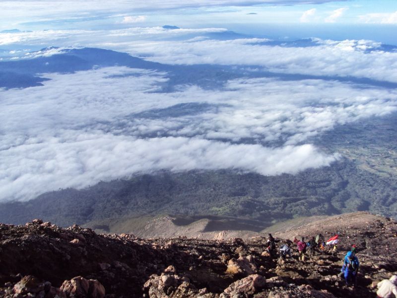 20 Tempat Di Indonesia Yang Layak Kamu Daki