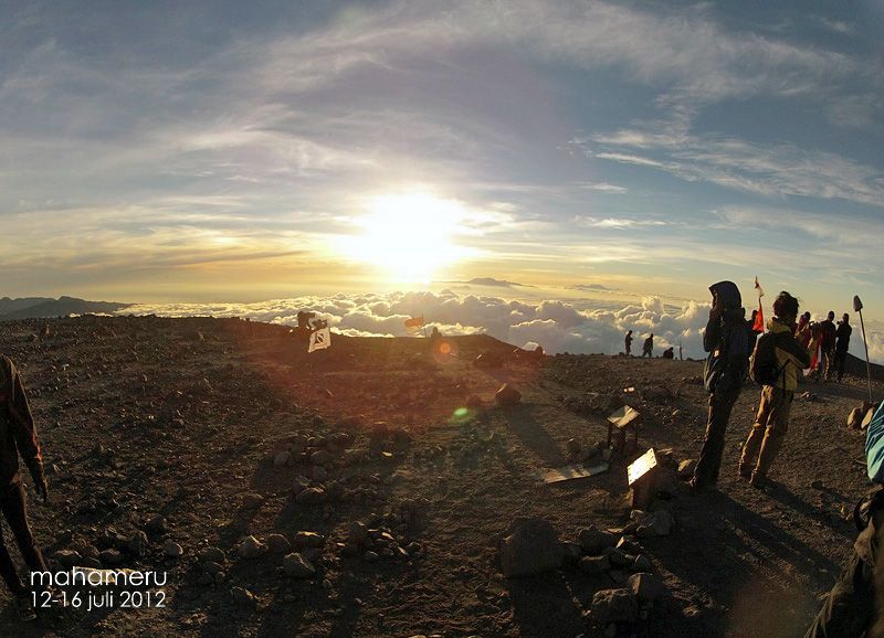 20 Tempat Di Indonesia Yang Layak Kamu Daki