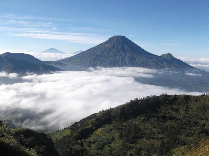 20 Tempat Di Indonesia Yang Layak Kamu Daki