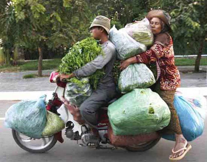 Kocak! Kompilasi Foto Sepeda Motor Kelebihan Muatan