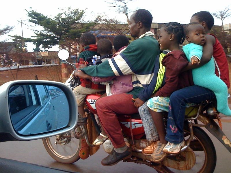 Kocak! Kompilasi Foto Sepeda Motor Kelebihan Muatan