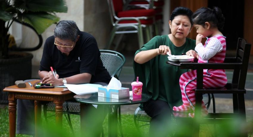 Kelakuan Unik Yang Hanya Dilakukan Oleh Orang Tua Indonesia