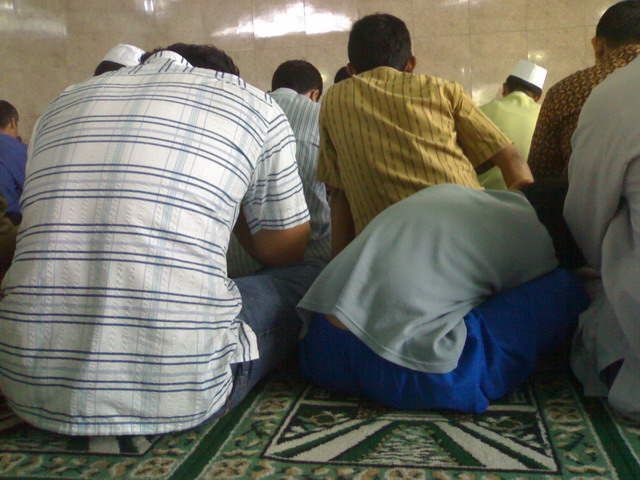 Pikiran-Pikiran yang Ada Di Otak Cowok Saat Menjalankan Ibadah Salat Jum’at