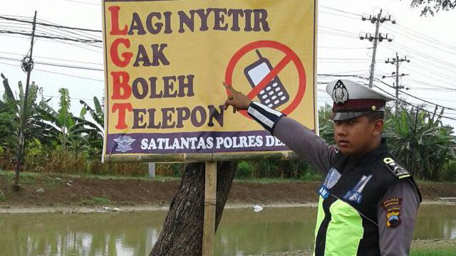 Spanduk Kreatif!! Isinya Bikin Ngakak 