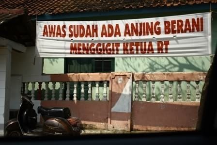 Spanduk Kreatif!! Isinya Bikin Ngakak 