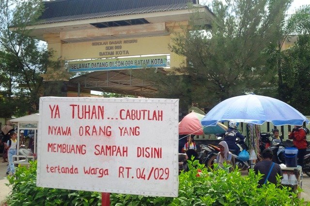 Spanduk Kreatif!! Isinya Bikin Ngakak 