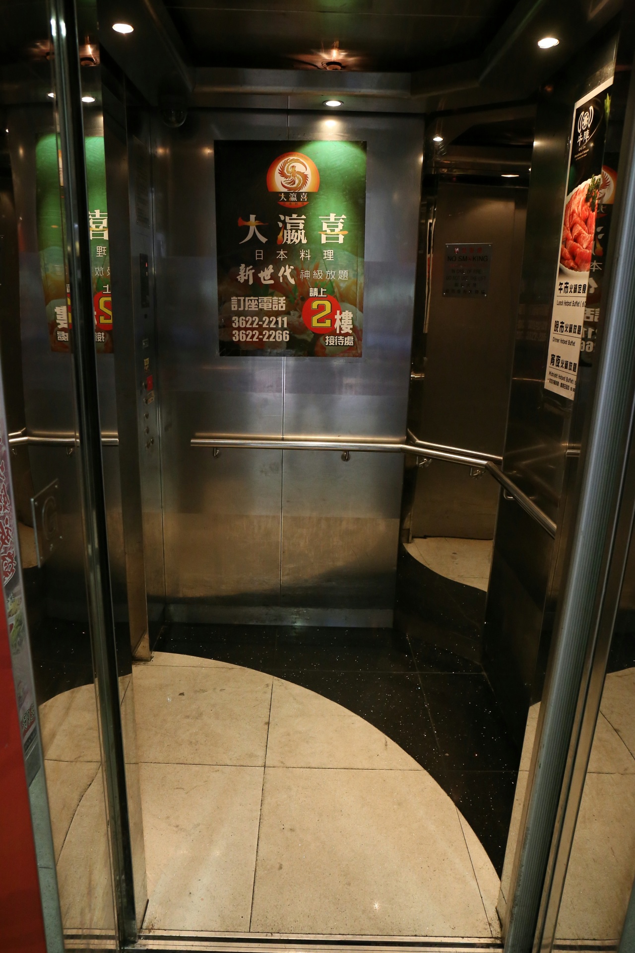 (BARU) Kebelet Pipis, Wanita Asal Hongkong Ini Jongkok dalam Lift