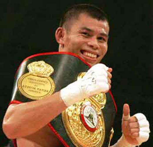 chris-john-gantung-sarung-tinju