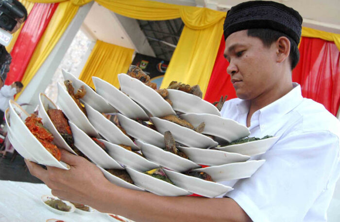 6 Keunikan Yang Mungkin Akan Agan Temukan di Rumah Makan Padang