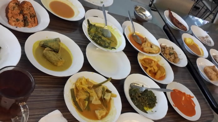6 Keunikan Yang Mungkin Akan Agan Temukan di Rumah Makan Padang