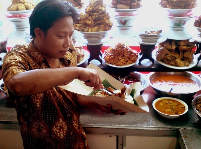 6 Keunikan Yang Mungkin Akan Agan Temukan di Rumah Makan Padang