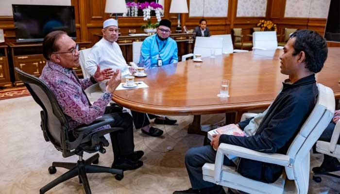 PM Anwar Ibrahim Sambut Baik UAS di Malaysia, Saling Berpelukan