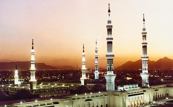MADINAH AL MUNAWWARAH ( Kota dengan banyak gelar )