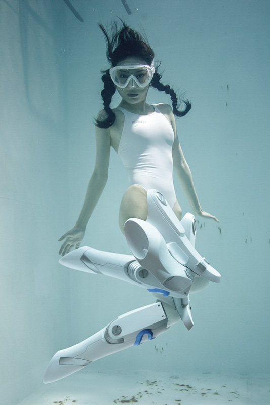 Tren Fotografi di Jepang: underwater knee-high socks