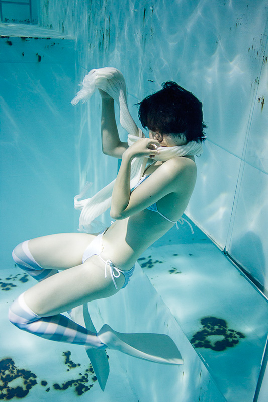 Tren Fotografi di Jepang: underwater knee-high socks