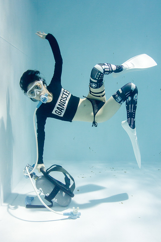 Tren Fotografi di Jepang: underwater knee-high socks