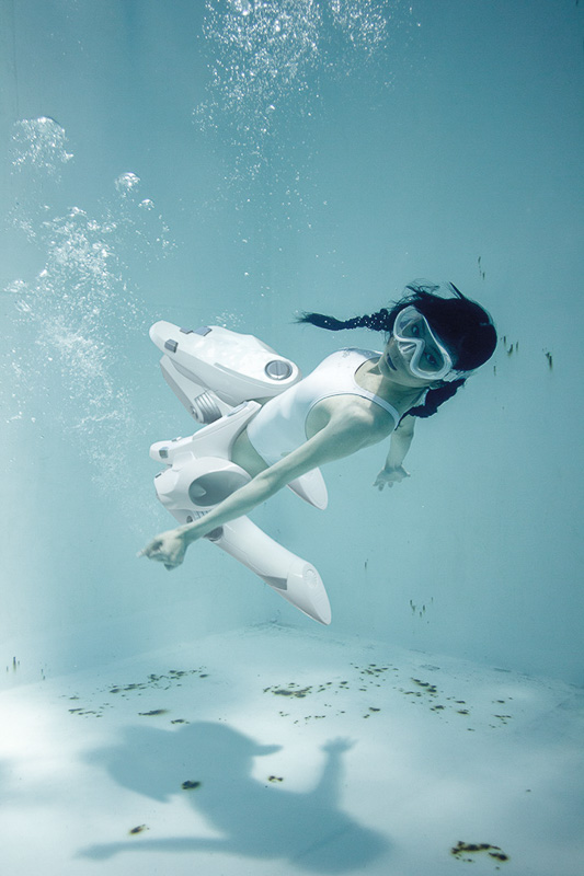 Tren Fotografi di Jepang: underwater knee-high socks