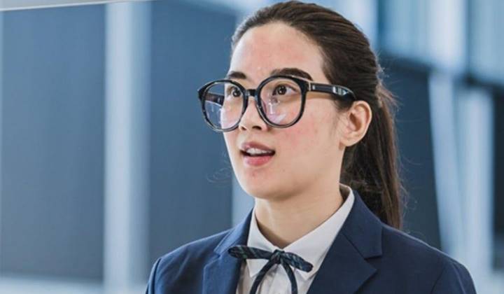 moon-ga-young-perankan-siswi-sma-yang-polos-dan-berkacamata-dalam-true-beauty