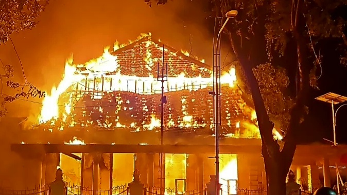 pembangunan-ulang-gedung-grahadi-tertunda-kayu-jati-dan-cat-asli-jadi-masalah