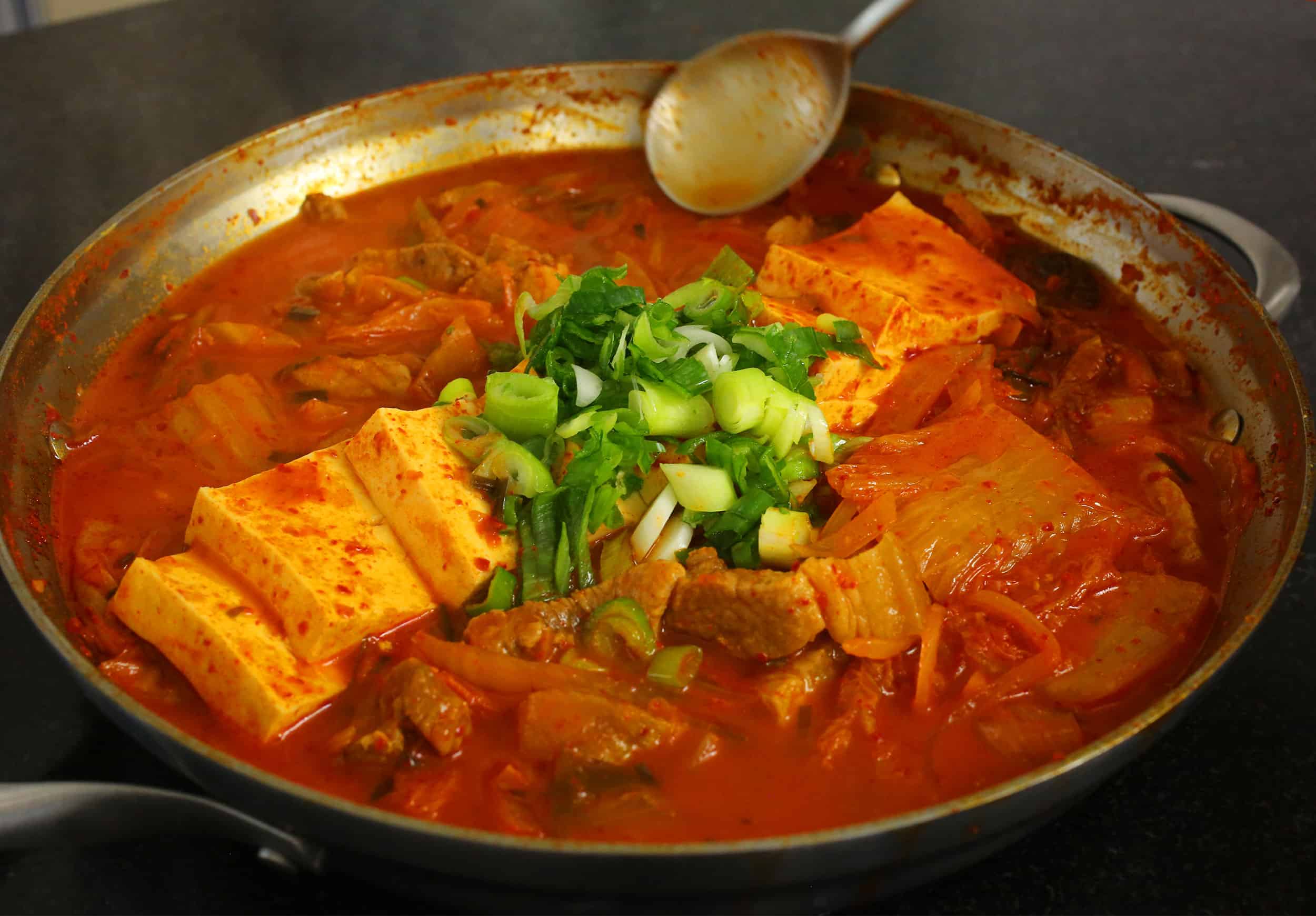 Тиге отзывы. Кимчхи ччиге. Сундубу ччигэ. Kimchi Jjigae. Корейская кухня кимчи тиге.