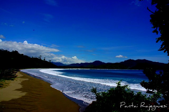 Keindahan Pantai-pantai di Ujung Timur Pulau Jawa