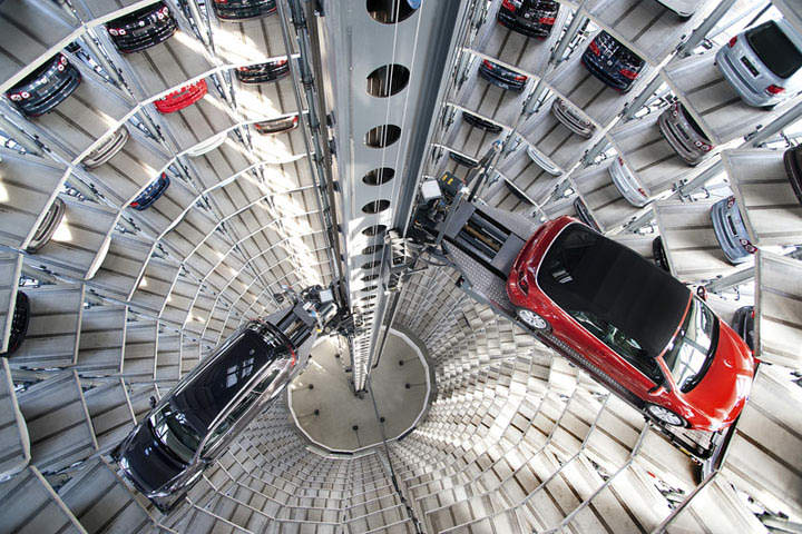 &#91;WOW&#93; Menara Transparan, Tempat Parkir Mobil Mewah Milik Volkswagen