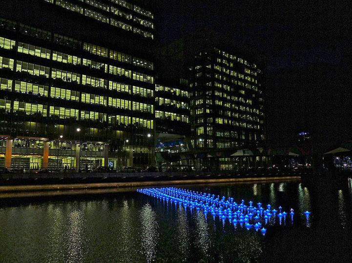 Perahu-Perahu Kertas Penuh Warna di Sepanjang Canary Wharf, London