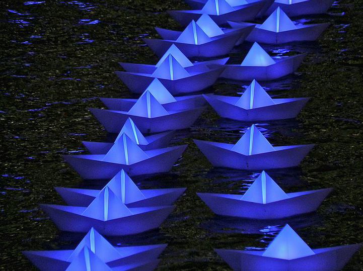 Perahu-Perahu Kertas Penuh Warna di Sepanjang Canary Wharf, London