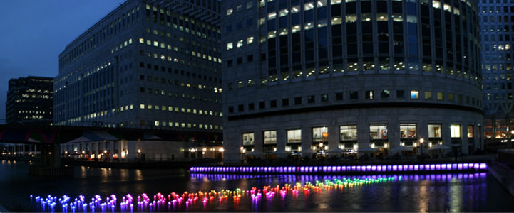 Perahu-Perahu Kertas Penuh Warna di Sepanjang Canary Wharf, London
