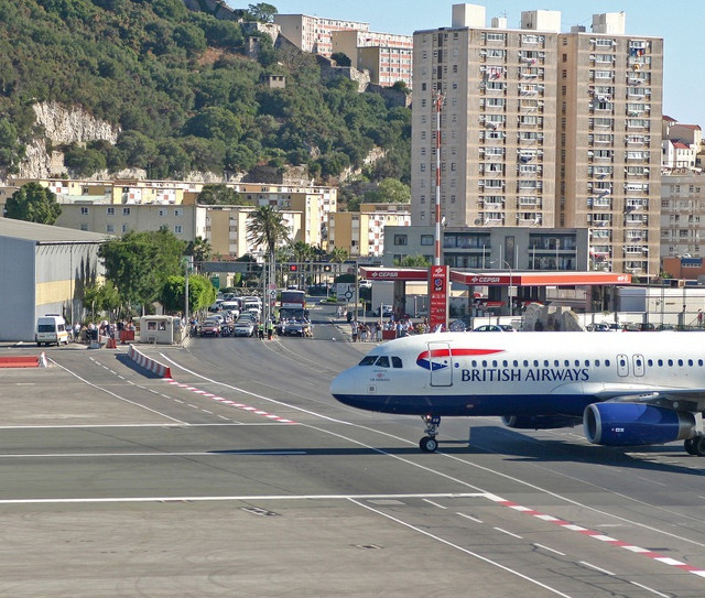 Bandara Gibraltar: Bandara yang dilintasi oleh Jalan Raya