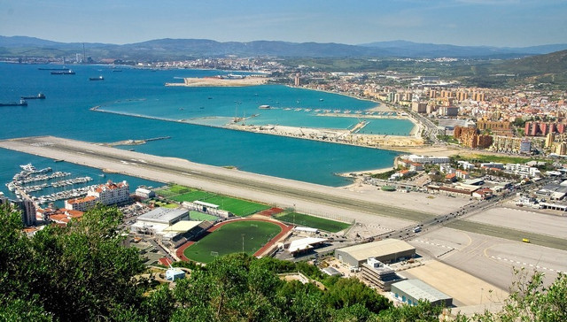 Bandara Gibraltar: Bandara yang dilintasi oleh Jalan Raya