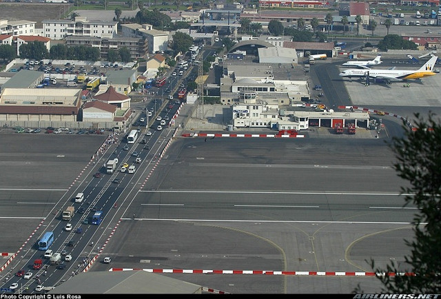 Bandara Gibraltar: Bandara yang dilintasi oleh Jalan Raya