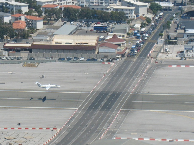 Bandara Gibraltar: Bandara yang dilintasi oleh Jalan Raya