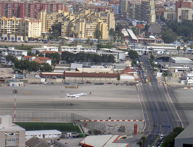 Bandara Gibraltar: Bandara yang dilintasi oleh Jalan Raya