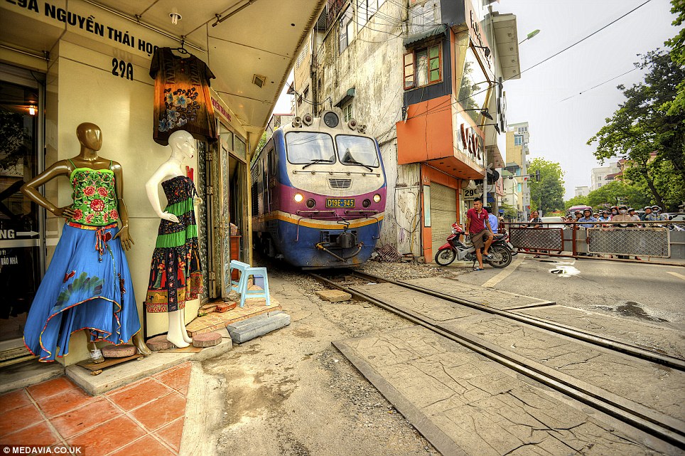 Yuk lihat Jalur Kereta yang Menembus Pemukiman di Vietnam