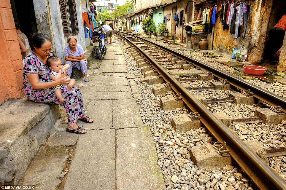 Yuk lihat Jalur Kereta yang Menembus Pemukiman di Vietnam