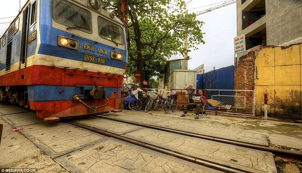 Yuk lihat Jalur Kereta yang Menembus Pemukiman di Vietnam