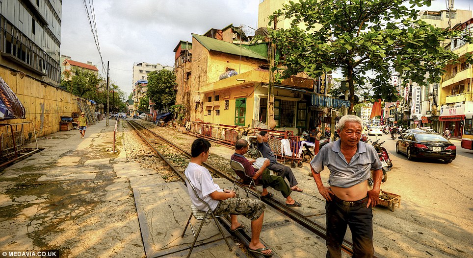 Yuk lihat Jalur Kereta yang Menembus Pemukiman di Vietnam