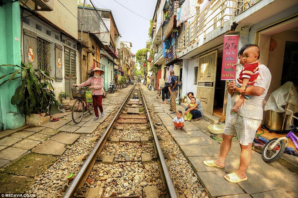 Yuk lihat Jalur Kereta yang Menembus Pemukiman di Vietnam