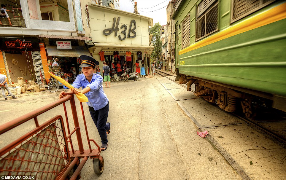 Yuk lihat Jalur Kereta yang Menembus Pemukiman di Vietnam