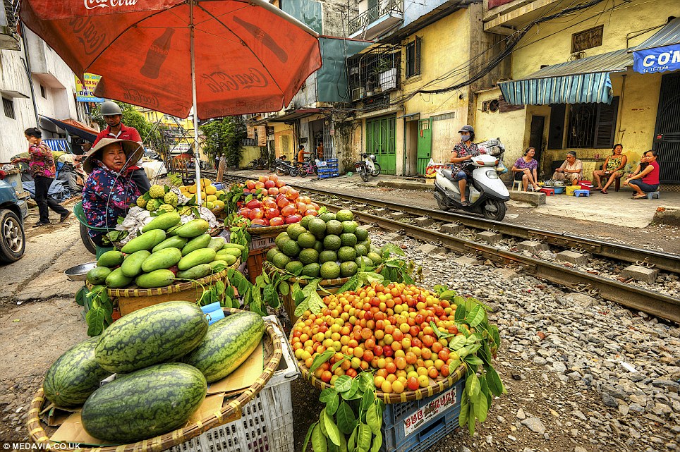 Yuk lihat Jalur Kereta yang Menembus Pemukiman di Vietnam