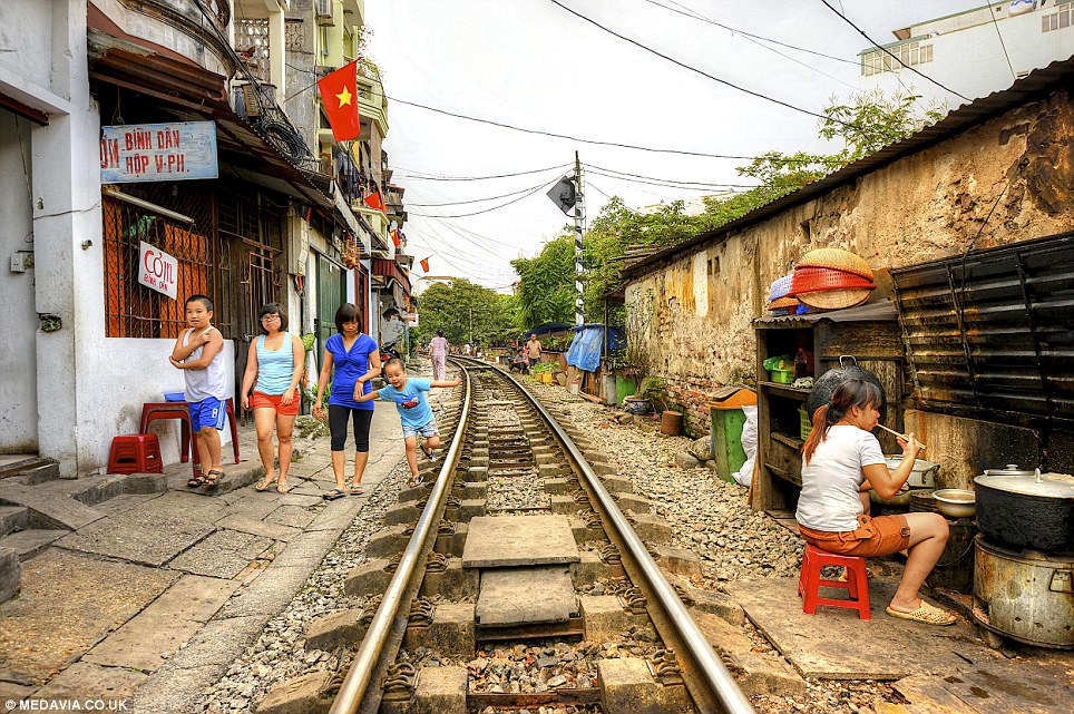 Yuk lihat Jalur Kereta yang Menembus Pemukiman di Vietnam