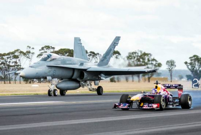 drag-race-f-18-fighter-jet-vs-f-1-red-bull-infinity-v-8