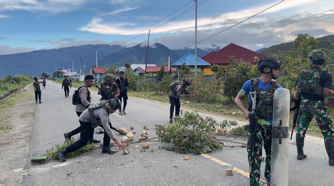 Dogiyai Mencekam. Pedagang Dibacok OTK, Warga Laporkan Dua Pelajar Tertembak