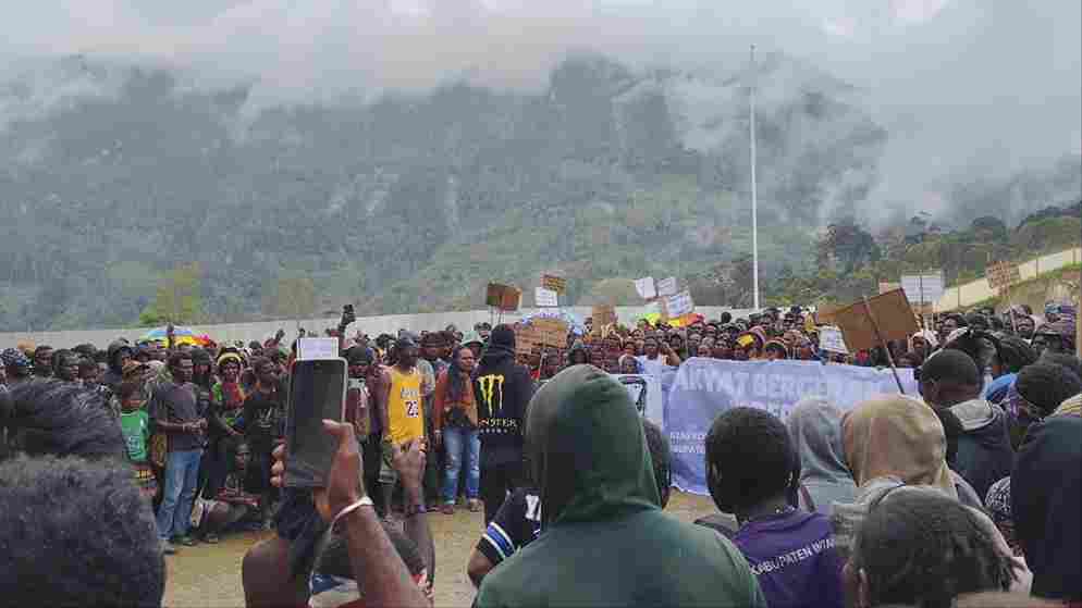 Ribuan Warga Intan Jaya Mengungsi, Menteri Pigai dan Gubernur Meki Segera Mediasi