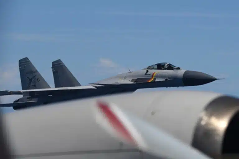 hanya-berjarak-45-meter-jet-tempur-j-15-china-pepet-pesawat-patroli-p-3c-jepang