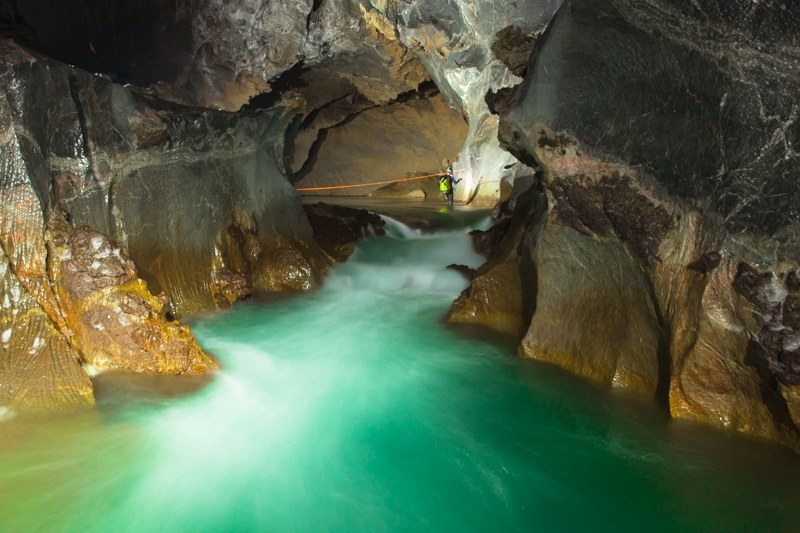 Sensasi Perjalanan ke Perut Bumi yang Indah di Son Doong Vietnam! Berani Coba Gan?